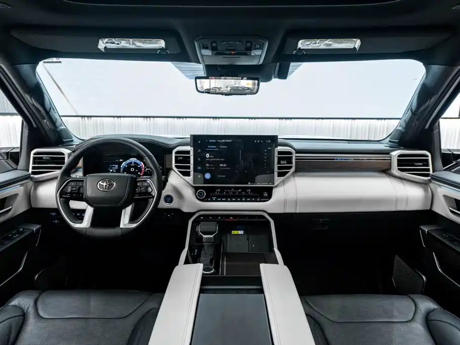 Toyota Sequoia — фото 17