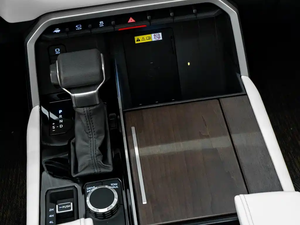 Toyota Sequoia — фото 18
