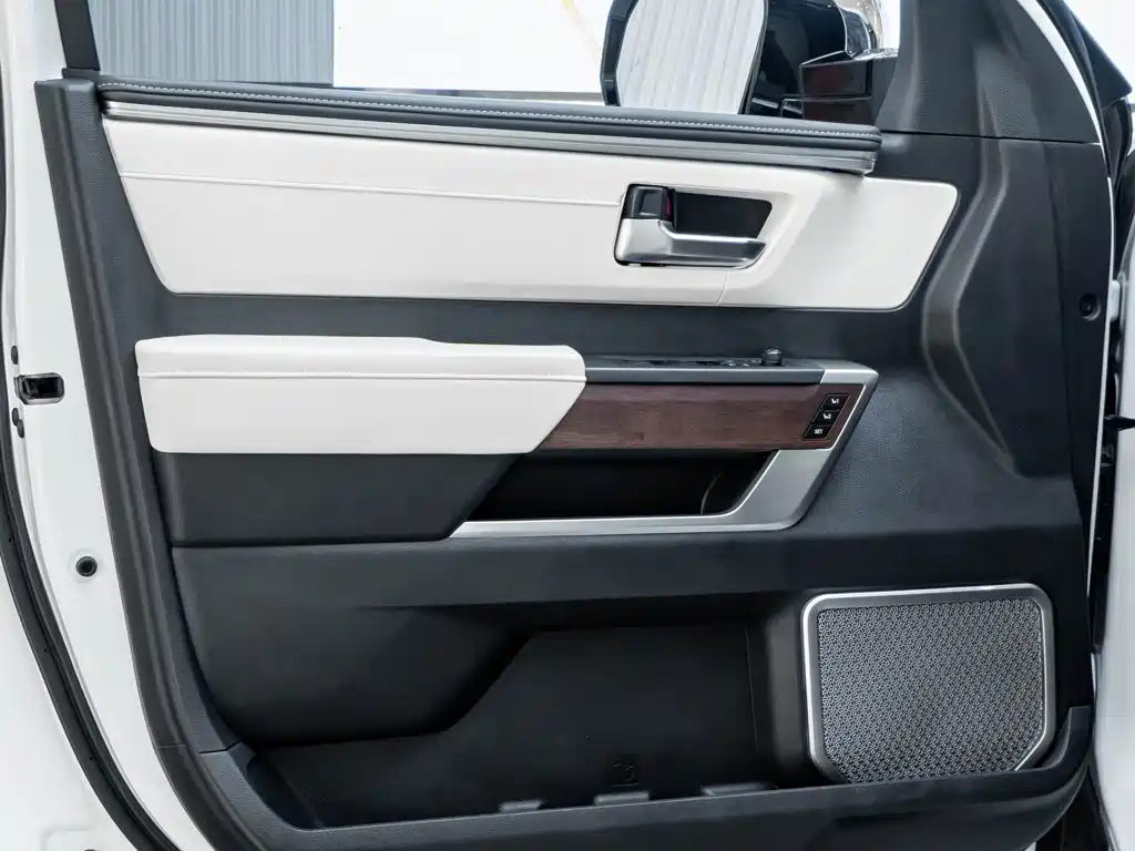 Toyota Sequoia — фото 27