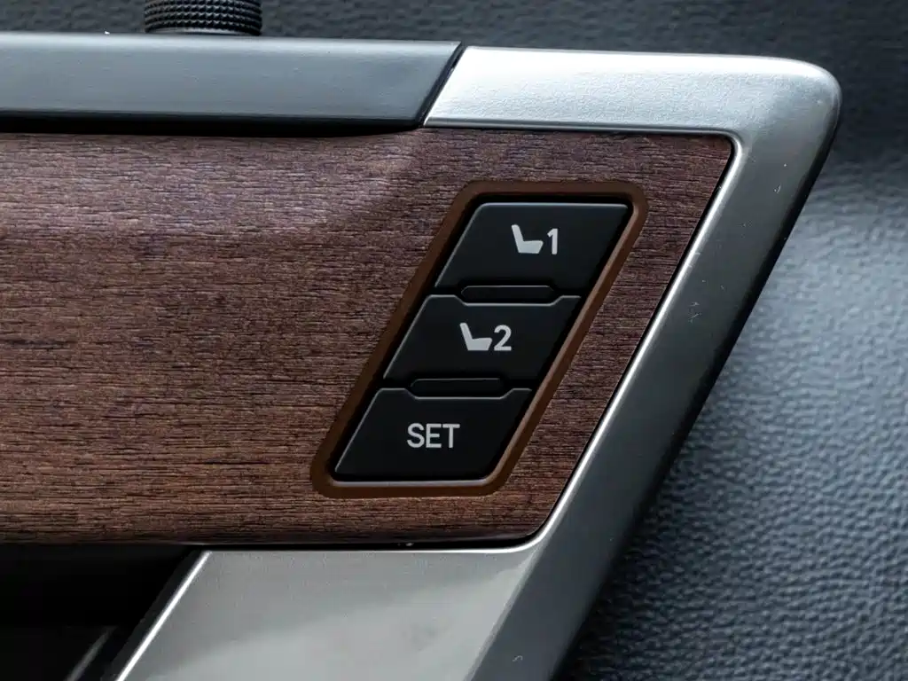 Toyota Sequoia — фото 28
