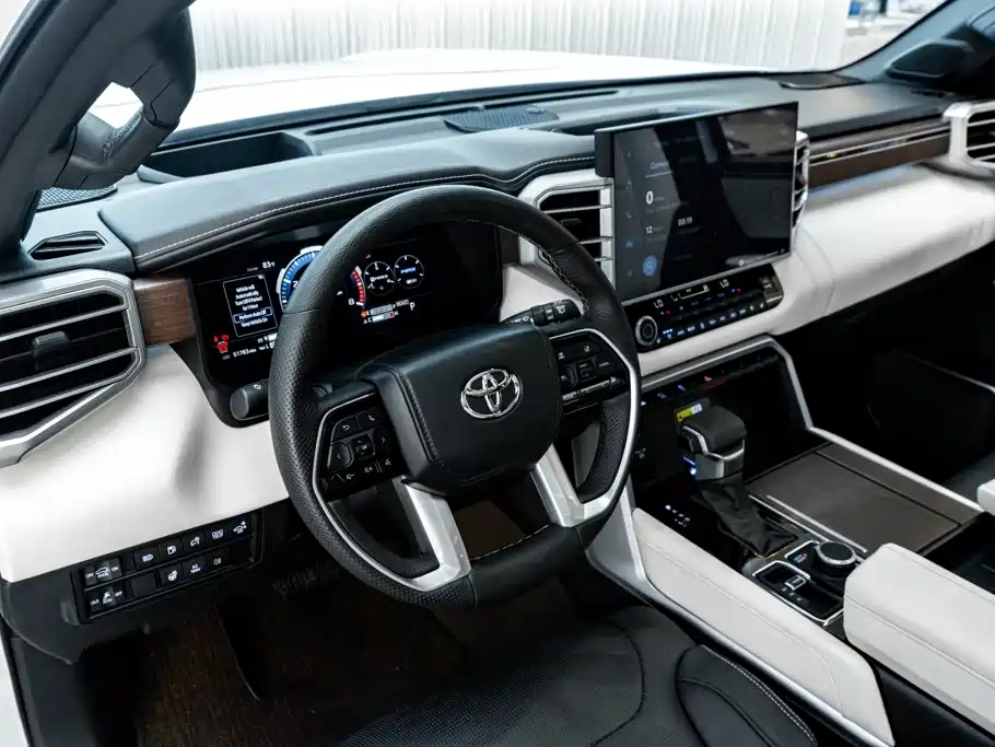 Toyota Sequoia — фото 30