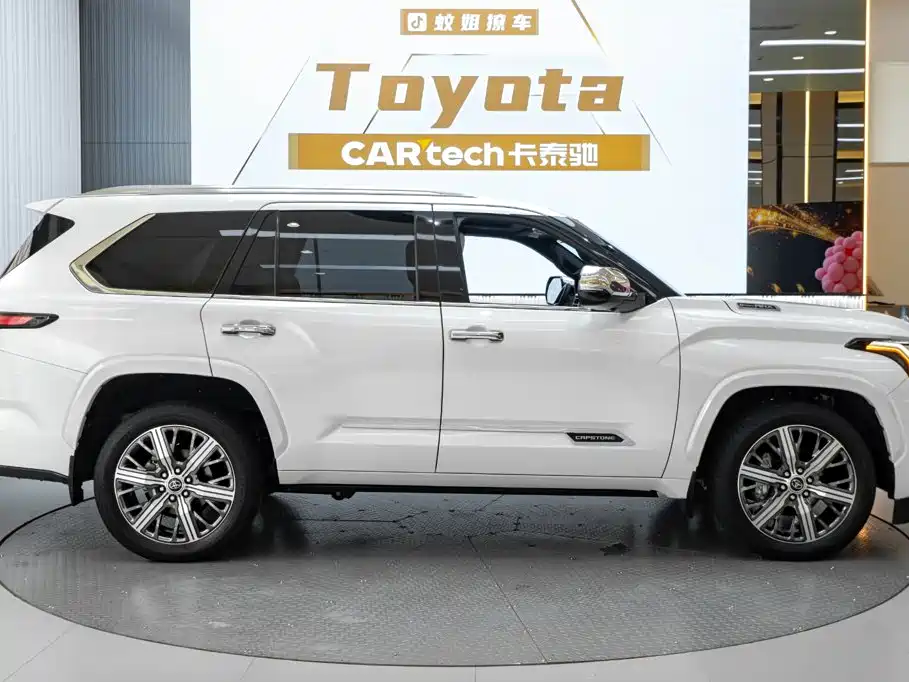 Toyota Sequoia — фото 4