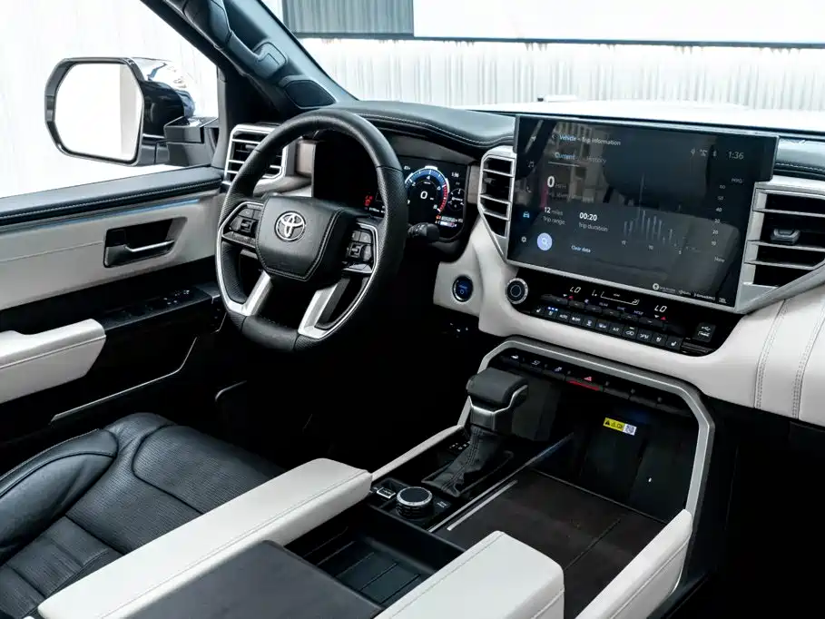 Toyota Sequoia — фото 31