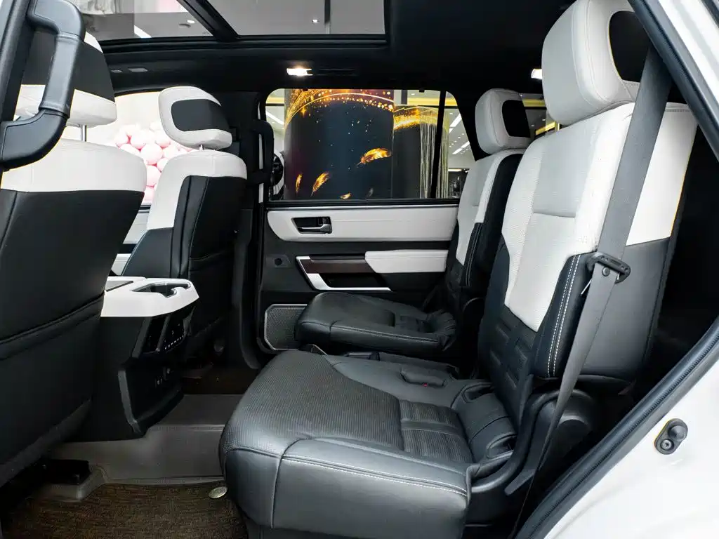 Toyota Sequoia — фото 33