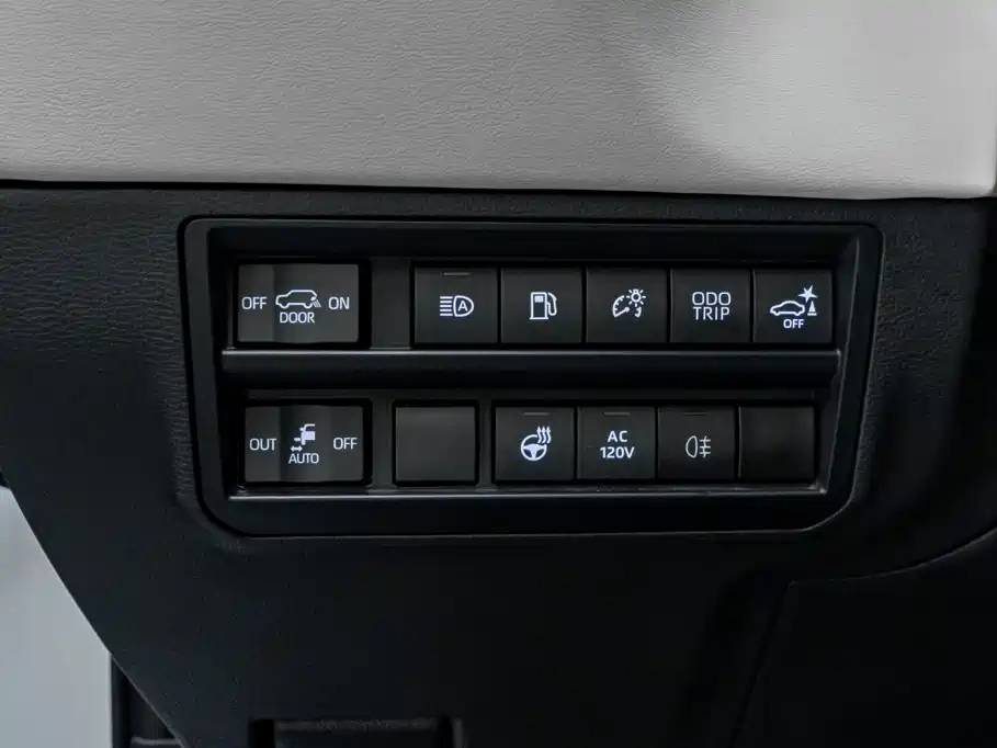 Toyota Sequoia — фото 19
