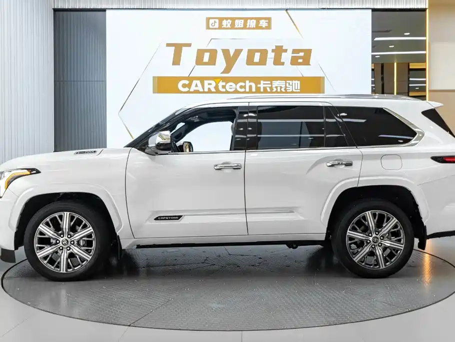 Toyota Sequoia — фото 3
