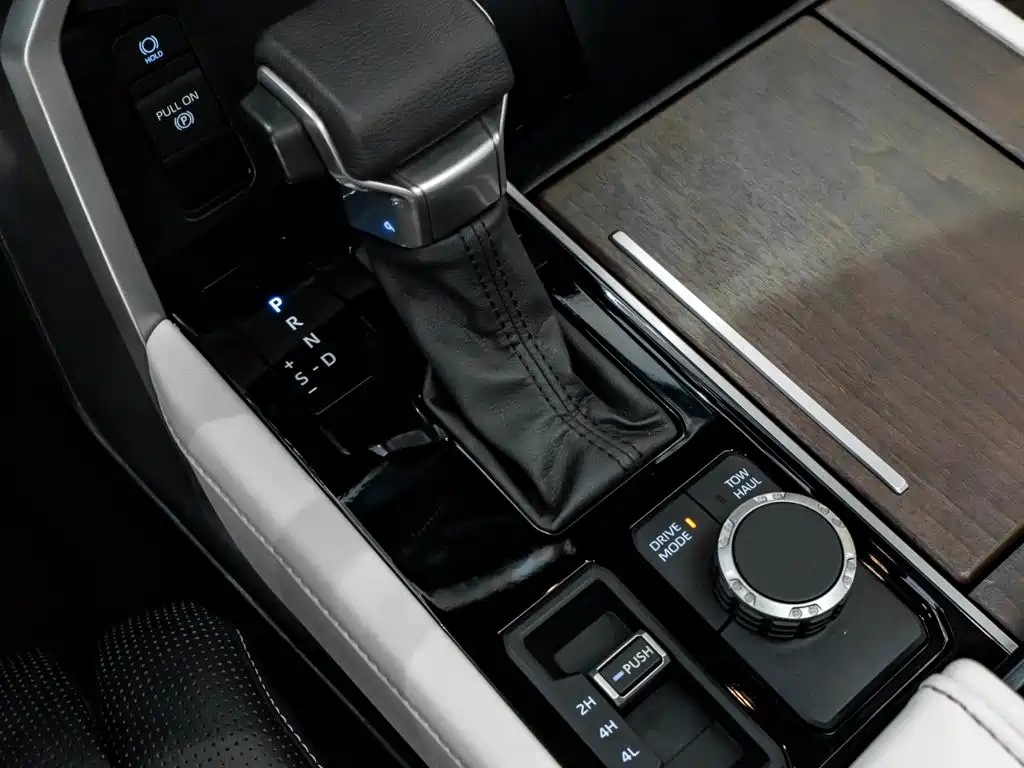 Toyota Sequoia — фото 24