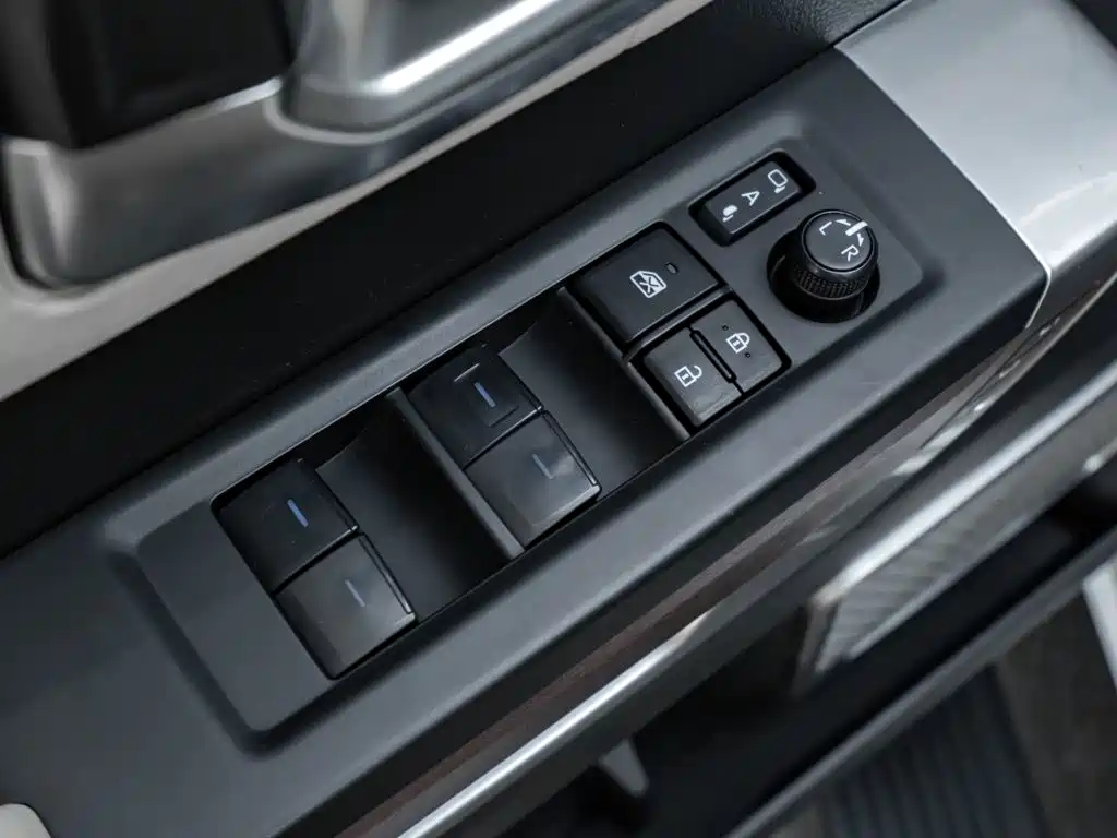 Toyota Sequoia — фото 29