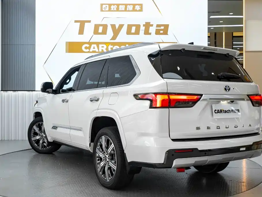 Toyota Sequoia — фото 6
