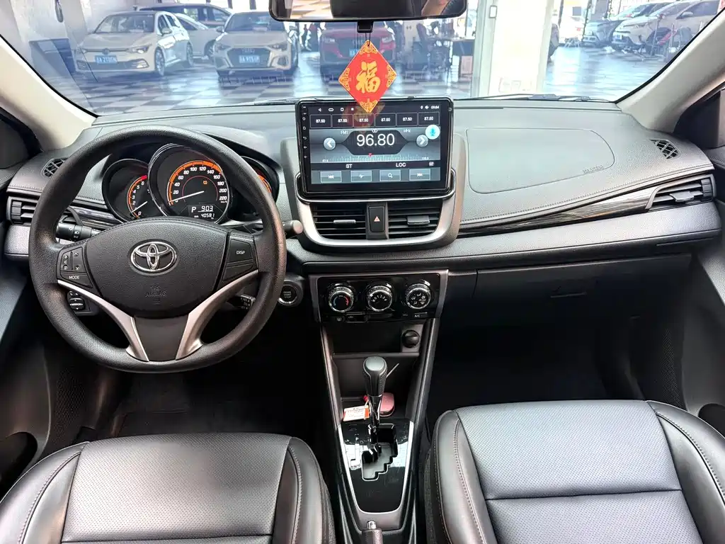 Toyota Yaris L — фото 11