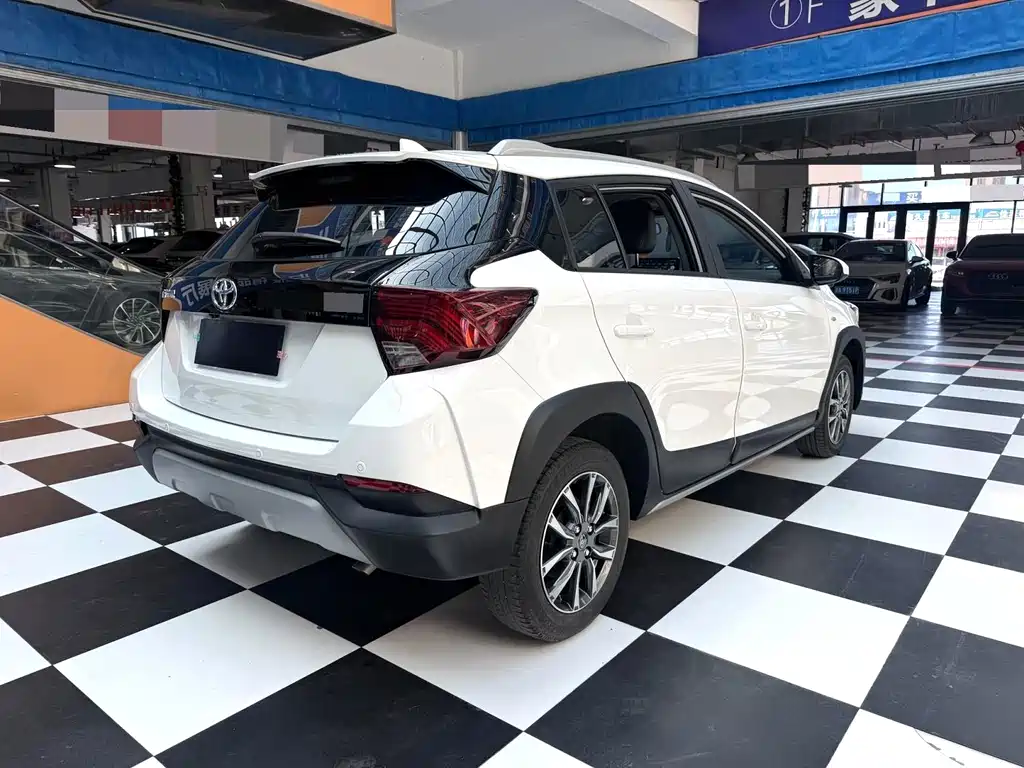 Toyota Yaris L — фото 13