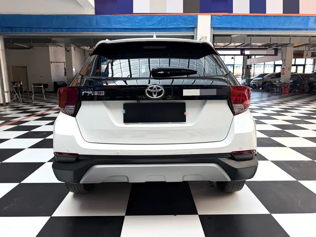 Toyota Yaris L — фото 14