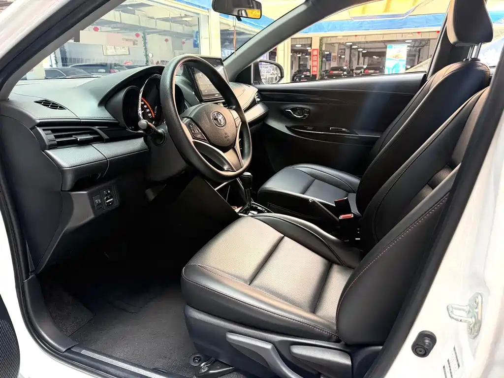 Toyota Yaris L — фото 3