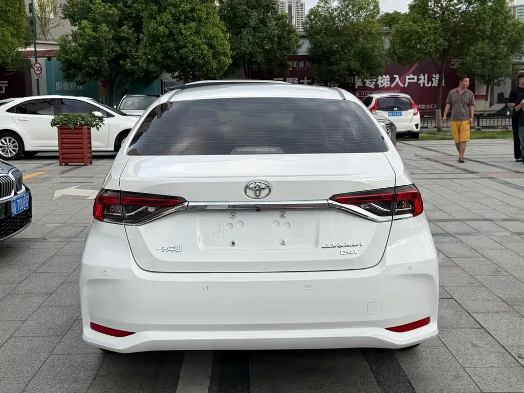 Toyota Corolla — фото 11
