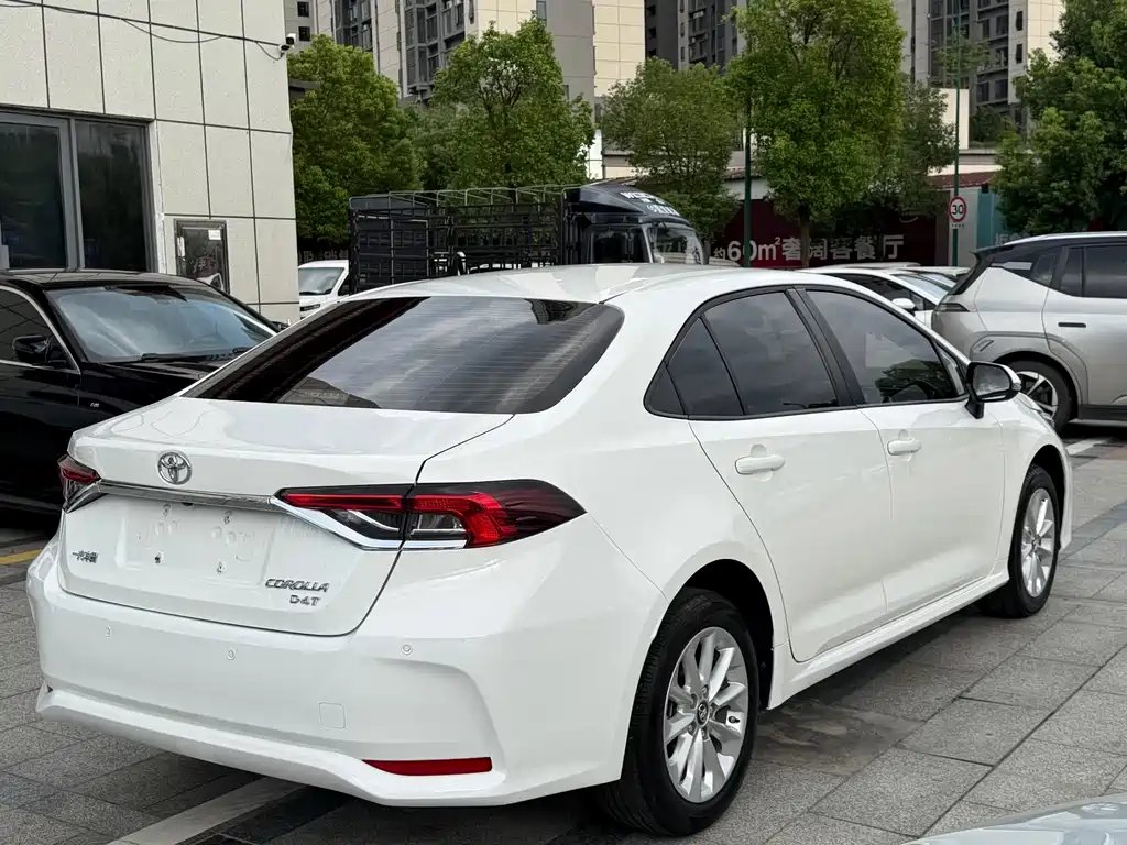 Toyota Corolla — фото 10