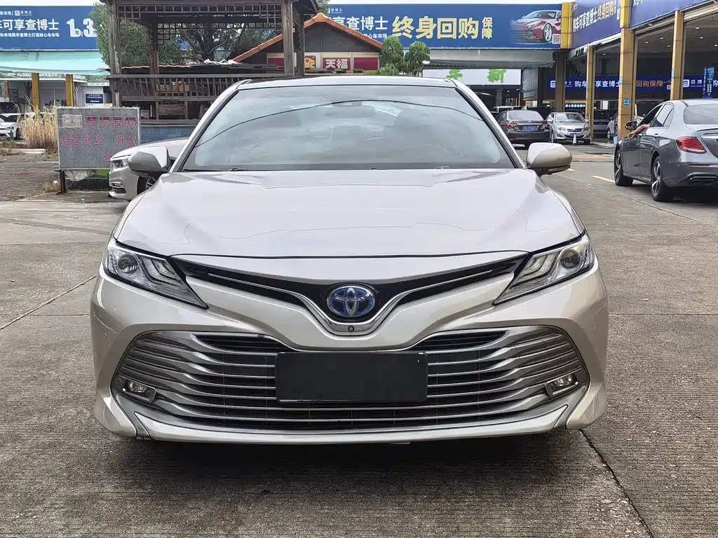 Toyota Camry — фото 2