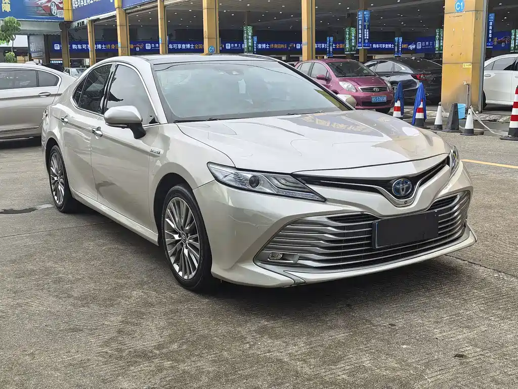 Toyota Camry — фото 3