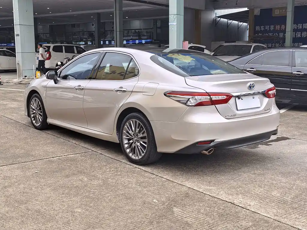Toyota Camry — фото 4