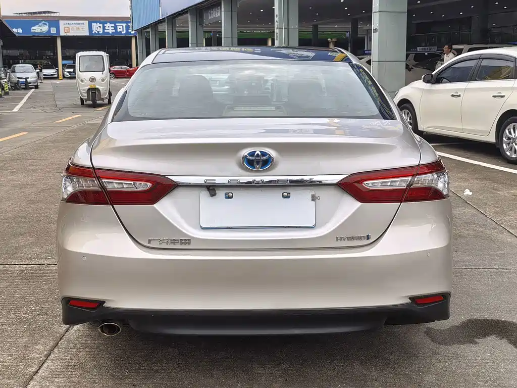 Toyota Camry — фото 5