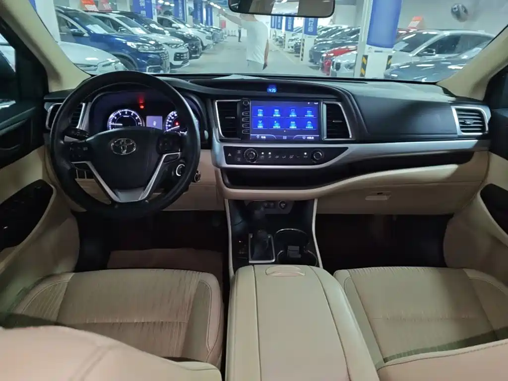 Toyota Highlander — фото 10