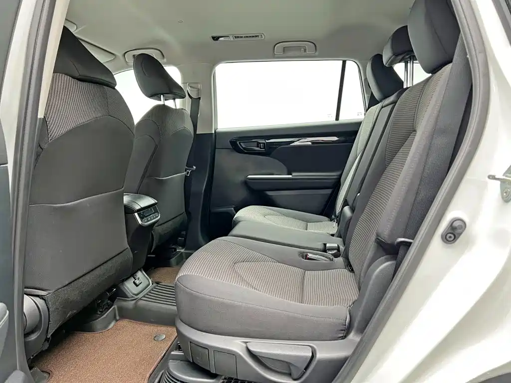 Toyota Highlander — фото 17