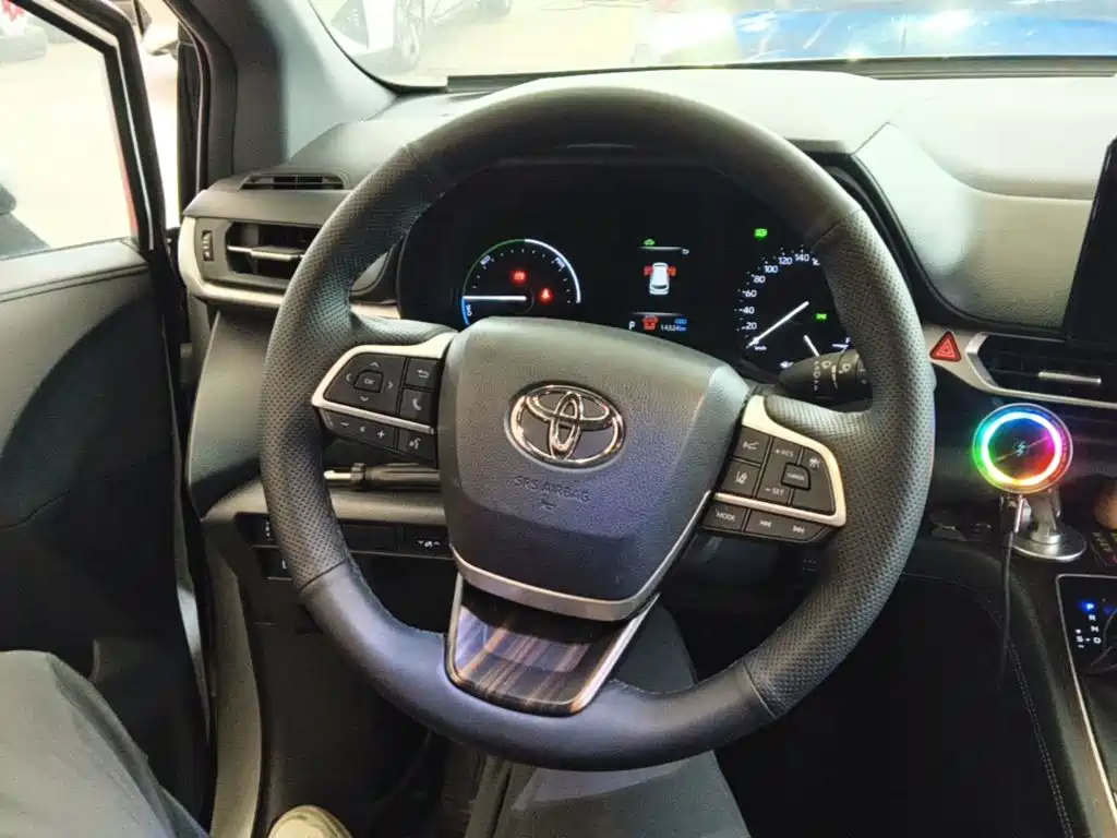Toyota Granvia — фото 11