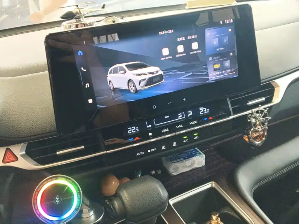 Toyota Granvia — фото 13