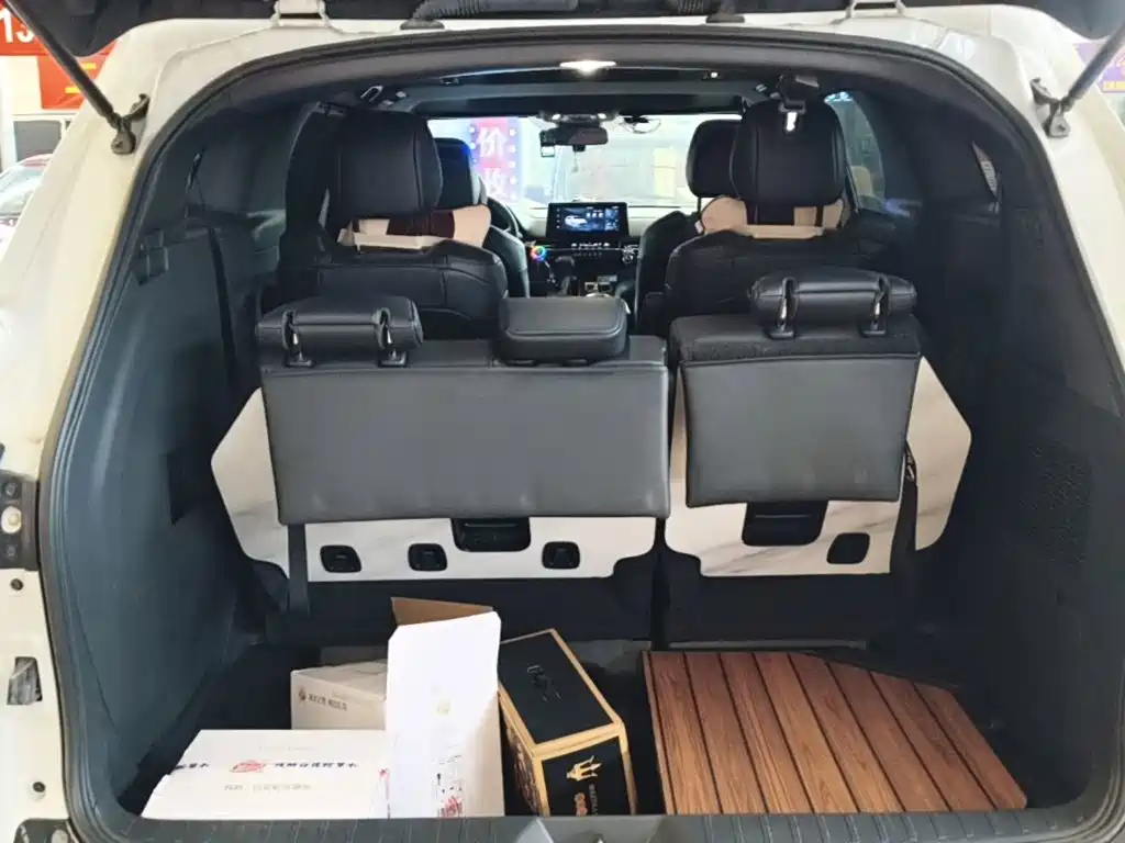 Toyota Granvia — фото 19
