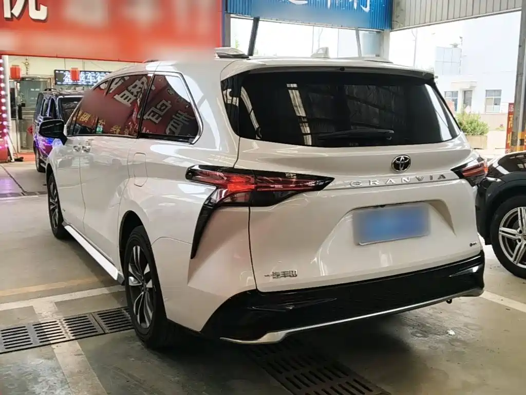 Toyota Granvia — фото 5