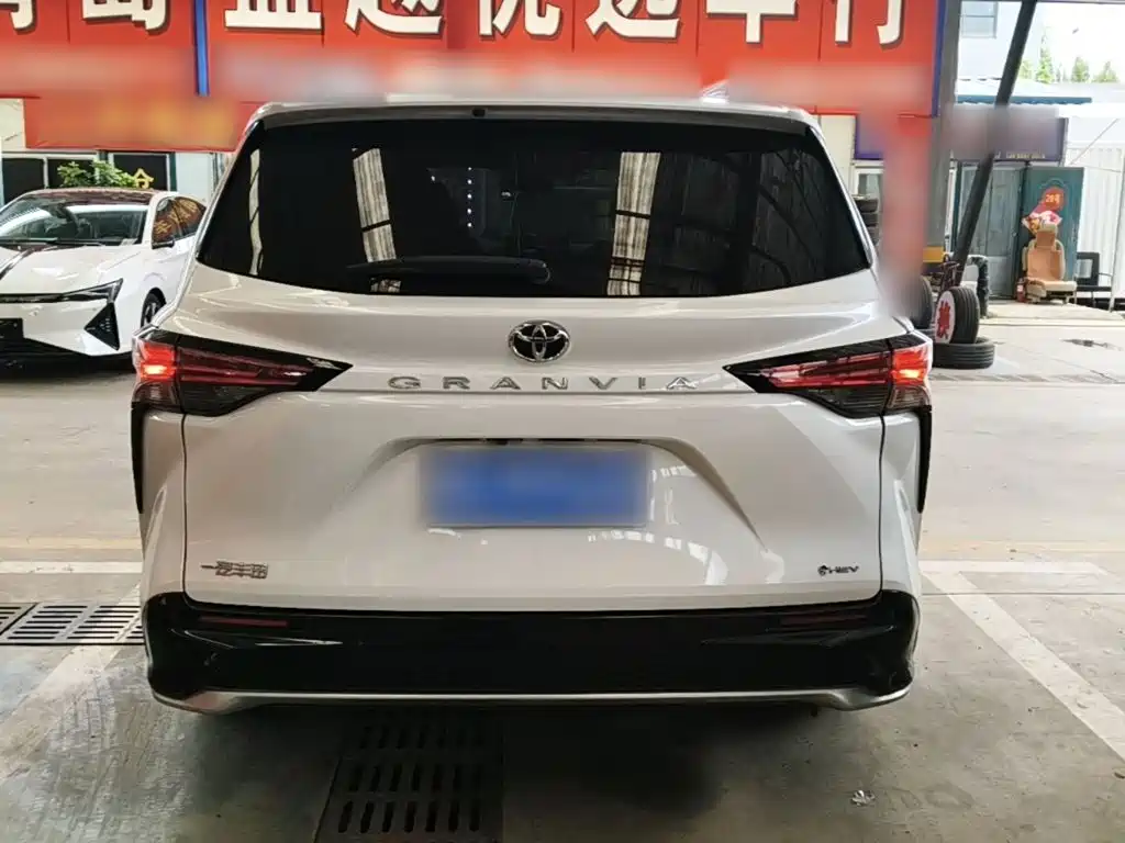Toyota Granvia — фото 6
