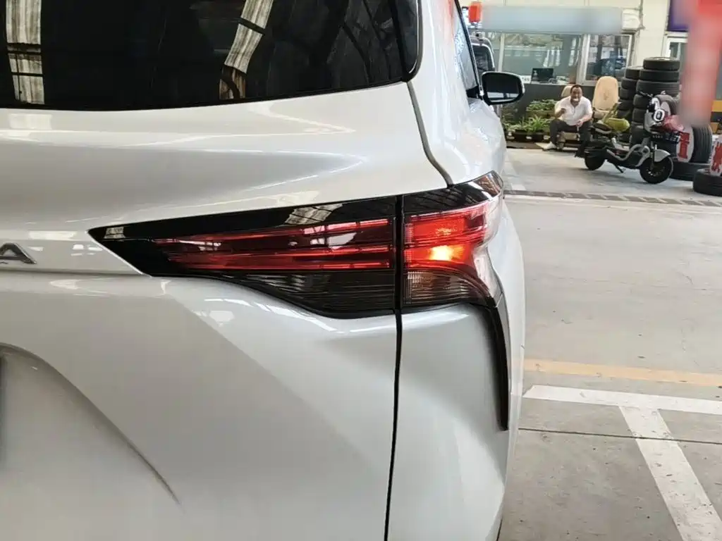 Toyota Granvia — фото 8