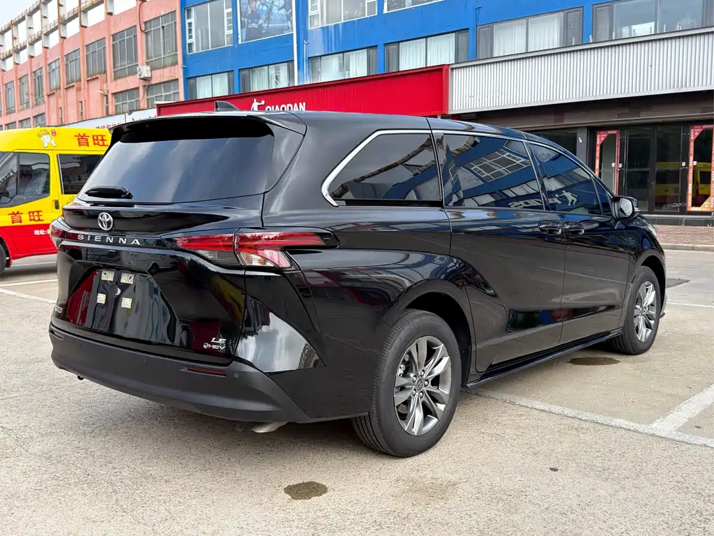 Toyota Sienna — фото 14