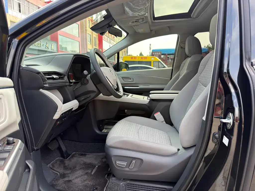 Toyota Sienna — фото 4