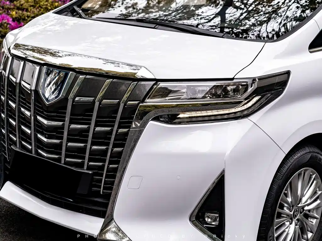 Toyota Alphard — фото 2