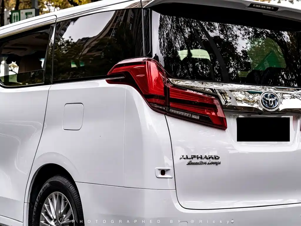 Toyota Alphard — фото 18