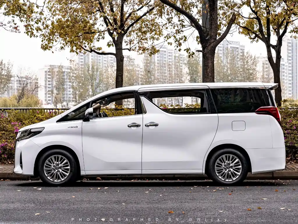 Toyota Alphard — фото 3