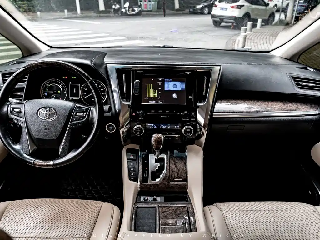 Toyota Alphard — фото 4