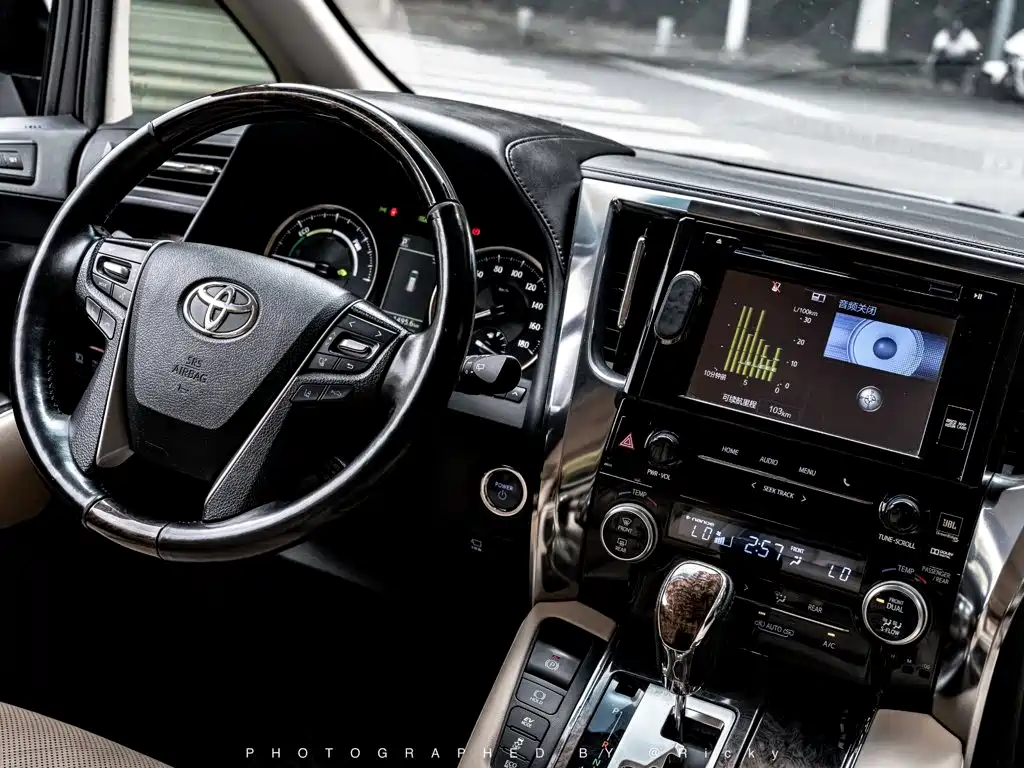Toyota Alphard — фото 5