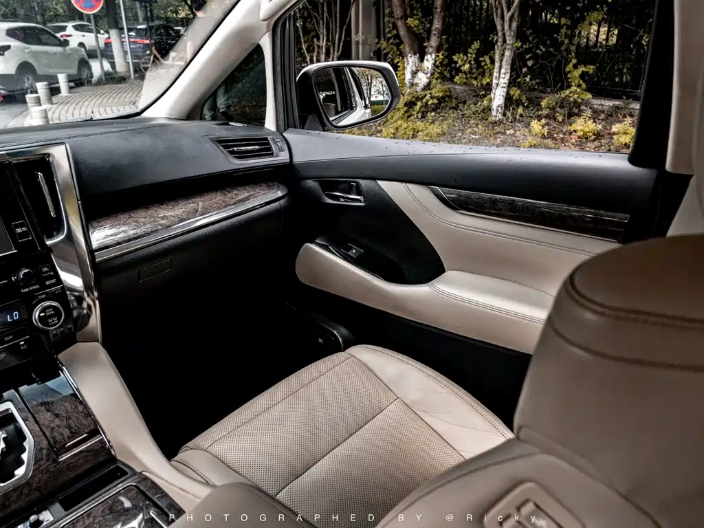Toyota Alphard — фото 9