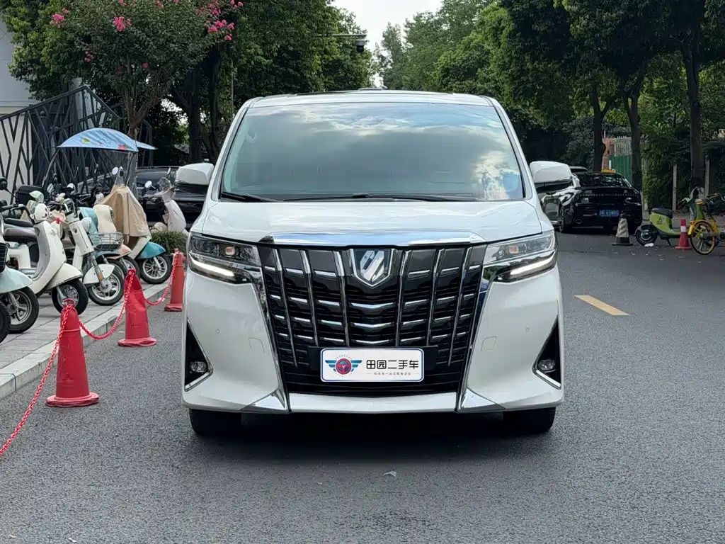 Toyota Alphard — фото 2
