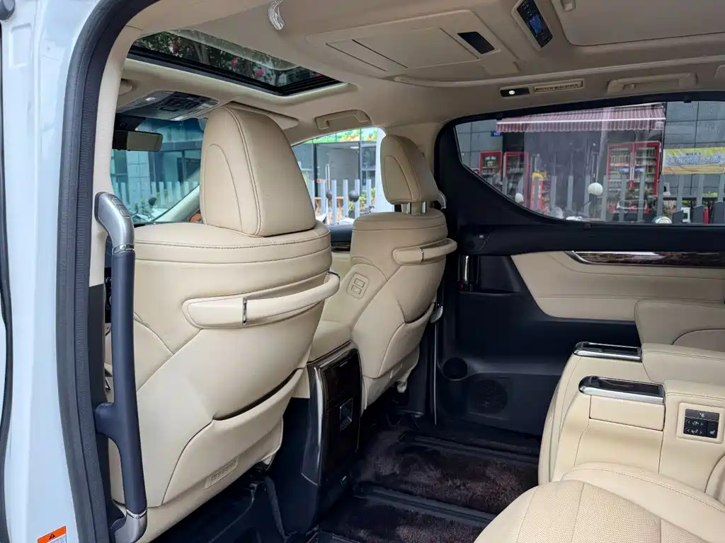 Toyota Alphard — фото 11