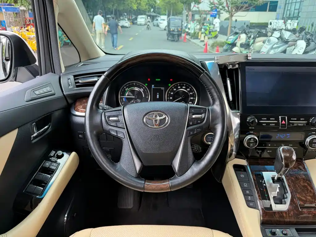 Toyota Alphard — фото 14