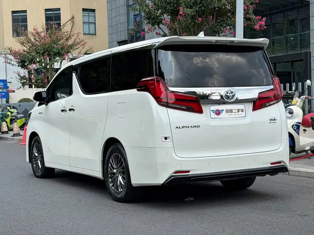 Toyota Alphard — фото 4