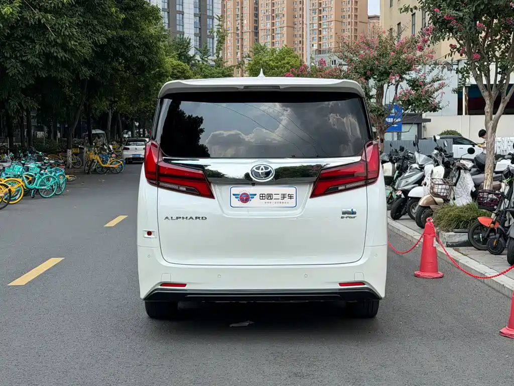 Toyota Alphard — фото 5