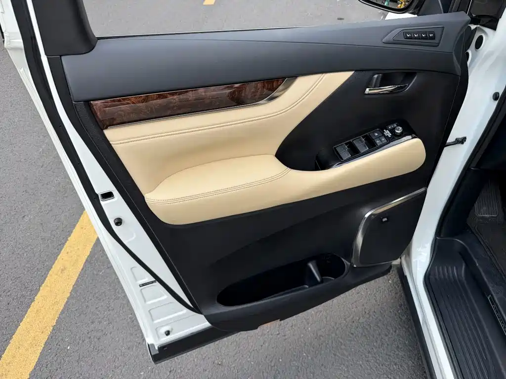 Toyota Alphard — фото 6