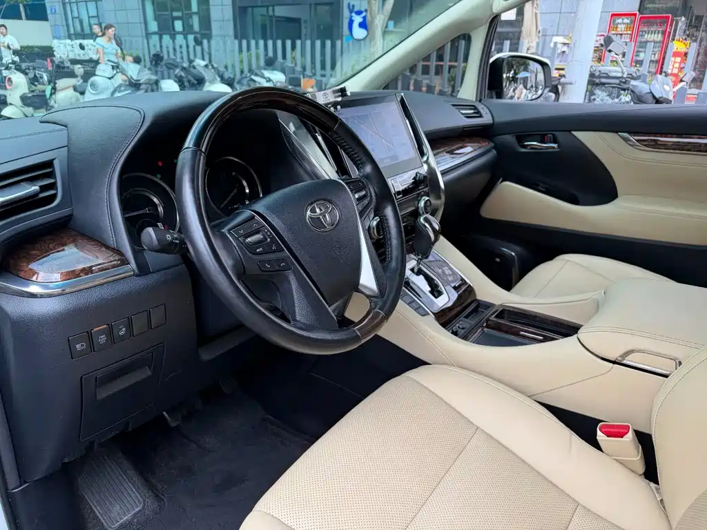 Toyota Alphard — фото 7