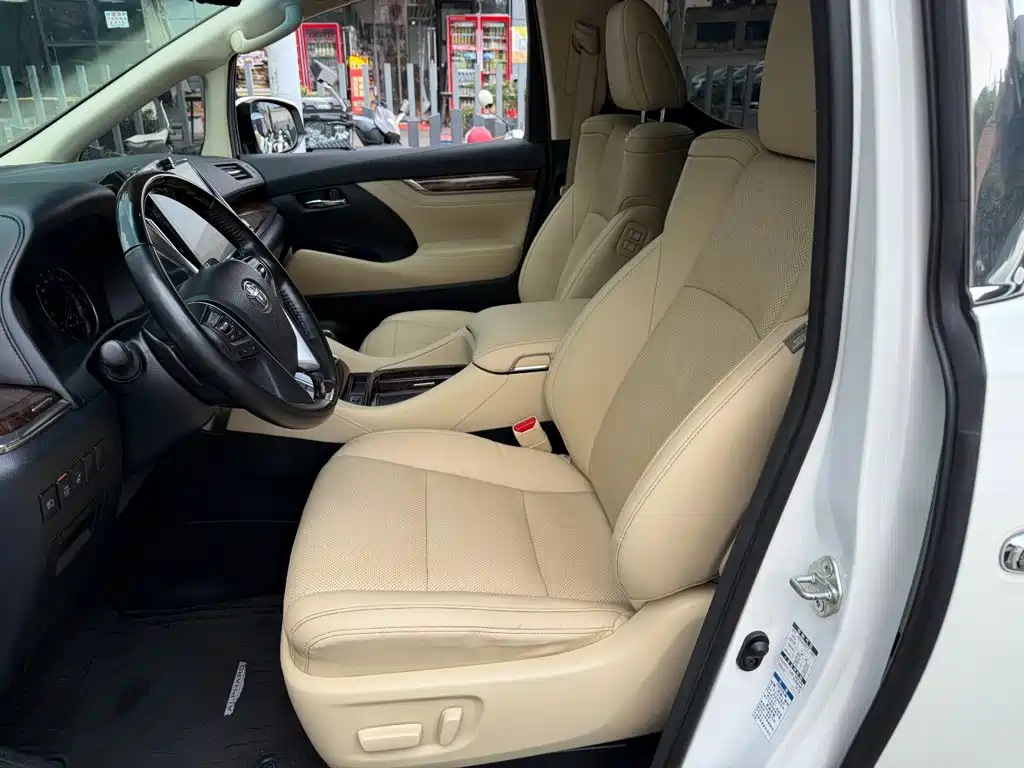 Toyota Alphard — фото 8