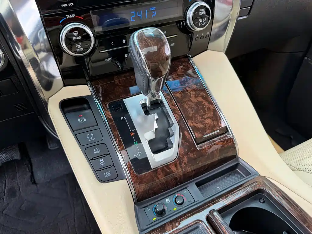 Toyota Alphard — фото 9
