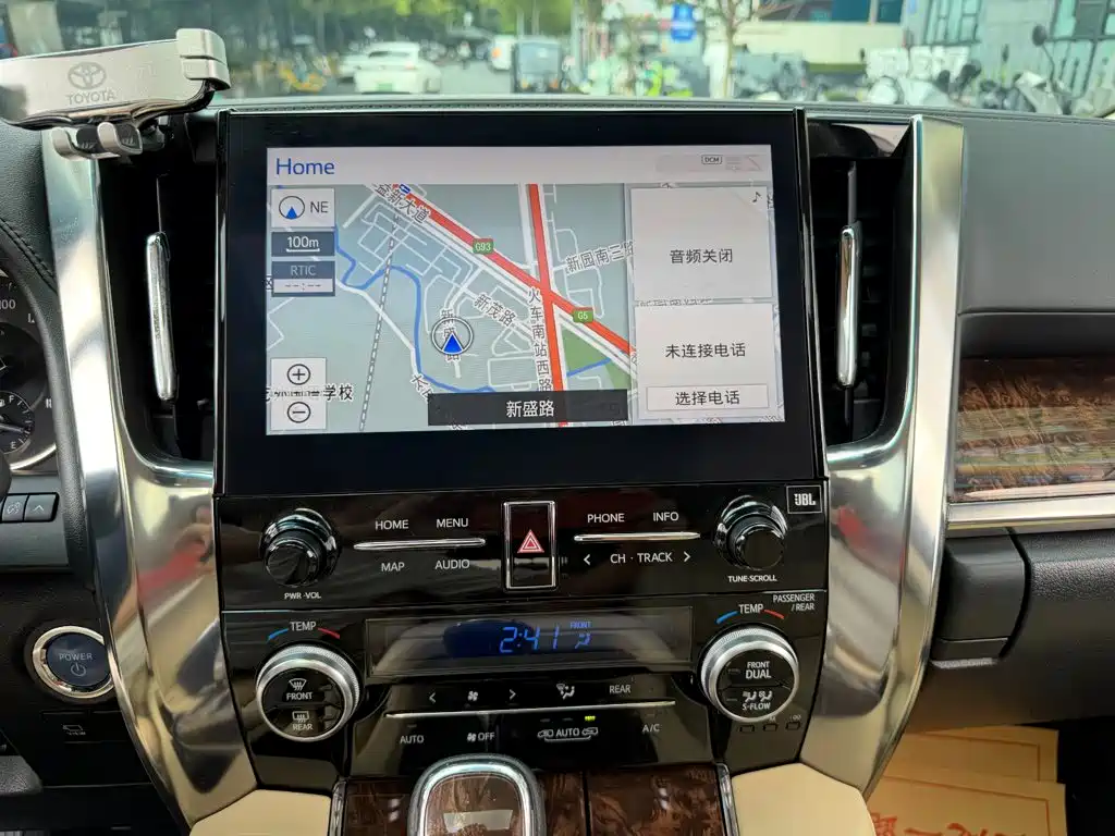 Toyota Alphard — фото 10