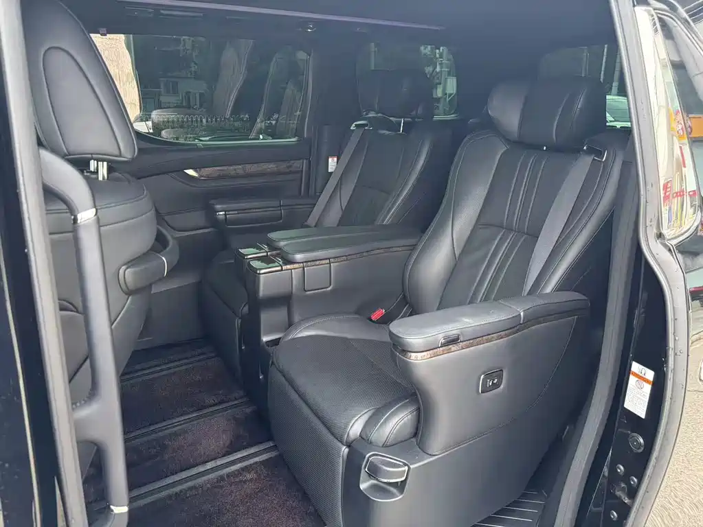 Toyota Alphard — фото 11